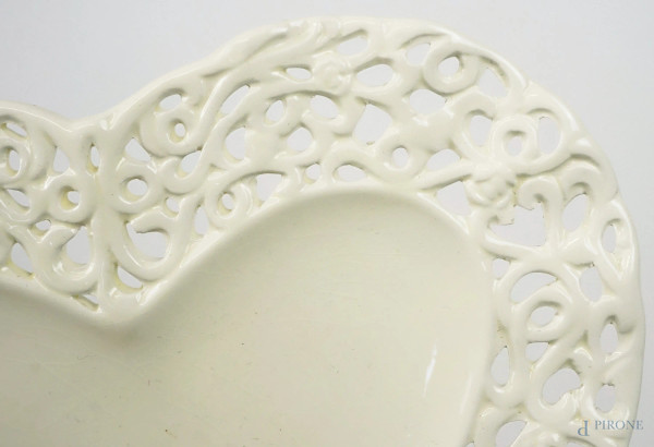 Tre centrini in vetro e porcellana a forma di cuore, misure max cm 5x23x24, XX secolo.