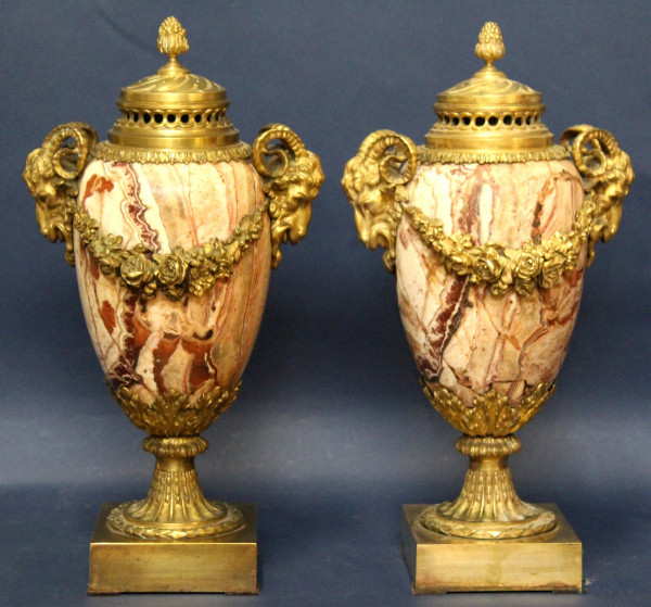 Coppia di potiches in marmo poggianti su basi in ottone con anse a testa di ariete e guarnizioni in bronzo dorato, Francia, primi &#39;900, H 43 cm.