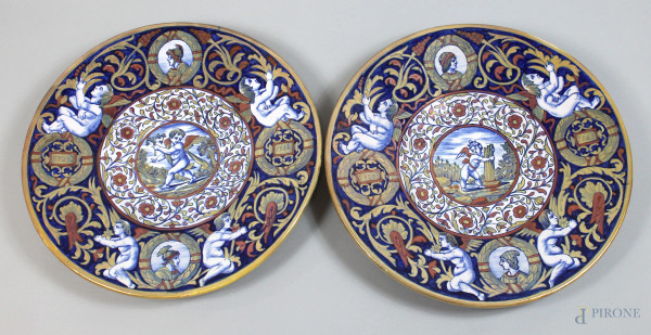 Coppia di grandi piatti Gualdo Tadino in maiolica policroma a lustro, diametro cm.41,5, XX secolo, marca Rubboli in blu sotto la base.