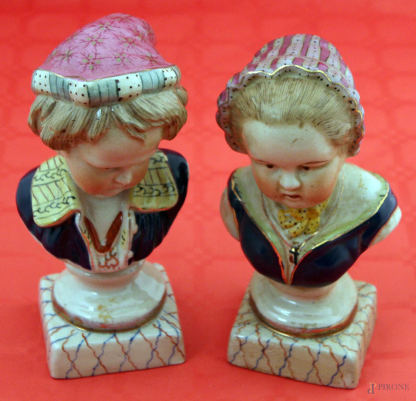 Fanciulli, coppia di busti in porcellana policroma, XIX sec, h.20 cm