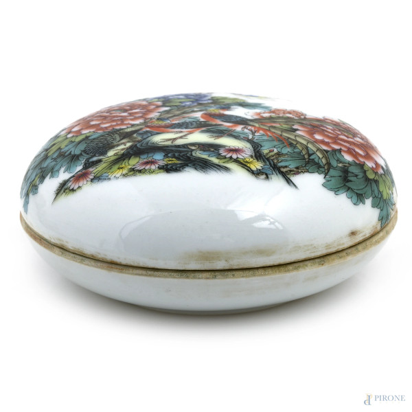 Cofanetto in porcellana con decori floreali e volatili al coperchio, Cina, XX secolo, altezza cm 5 diametro cm 11, (segni di usura, difetti)
