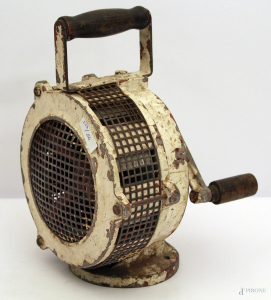 Strumento "sirena", originale in ferro con manovella e manico "campo di prigionia con placca a fregio a rilievo III reich 1941, h. 31 cm