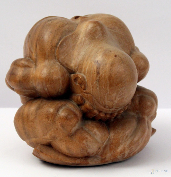 Figura in preghiera, scultura in legno chiaro intagliato, h. 23 cm.