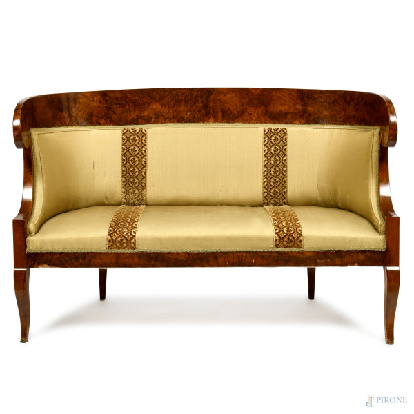 Divano Biedermeier in legno impiallacciato in radica con seduta e schienale rivestiti in tessuto, XIX secolo, cm 93,5x141x55 circa, (segni di usura, scalfiture, difetti)