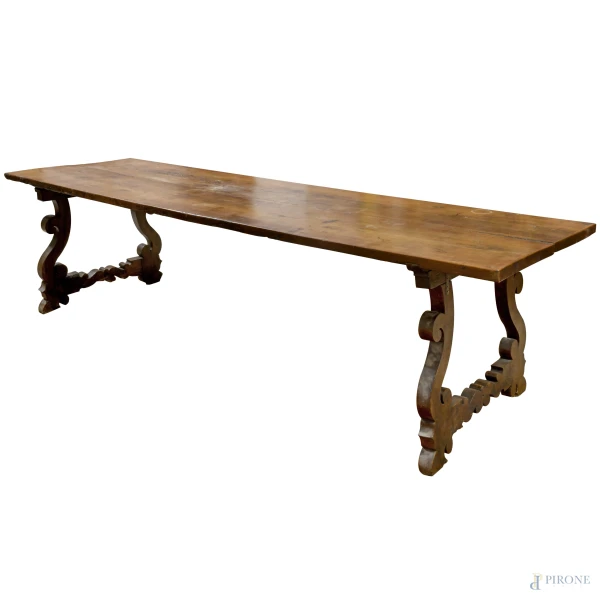 Grande tavolo fratino in noce con gambe a lira, piano composto da due tavole, XIX secolo, cm 77x288x82,5, (difetti)