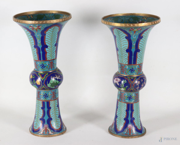 Lotto di 2 vasi in smalto cloisonné nei toni dell'azzurro e del blu, XX secolo, altezza cm 41, (segni di usura, difetti)