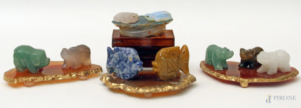 Lotto composto da quattro sculture a soggetti di animali diversi in pietre pregiate, H massima 6 cm.