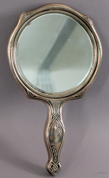 Specchietto a mano in argento cesellato, altezza 25 cm, primi &#39;900.