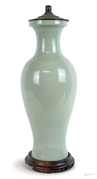 Vaso montato a lampada in porcellana verde, cm h 35,5, base in legno, Cina, XX secolo.