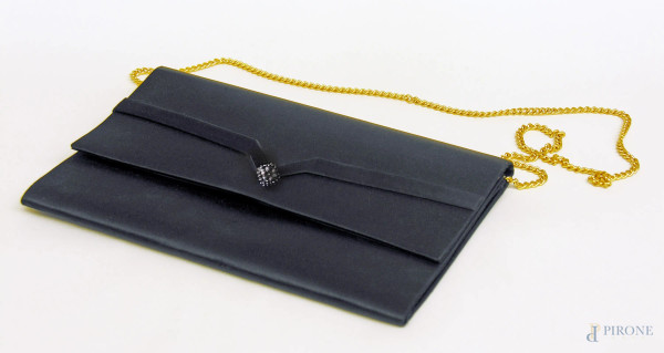 Elegante borsetta “Minaudiere” in raso nero per occasioni di gala o serate eleganti, cm 25x17 con catenella tracolla in metallo dorato.