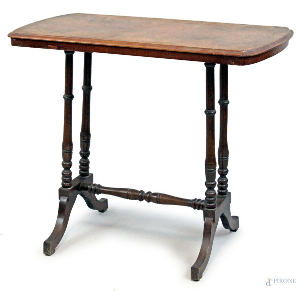Tavolino in noce e radica di noce, fine XIX secolo,  piano di linea rettangolare, poggiante su gambe a balaustro riunite da traversa, piedi sagomati, cm 75x89x46,5, (difetti)