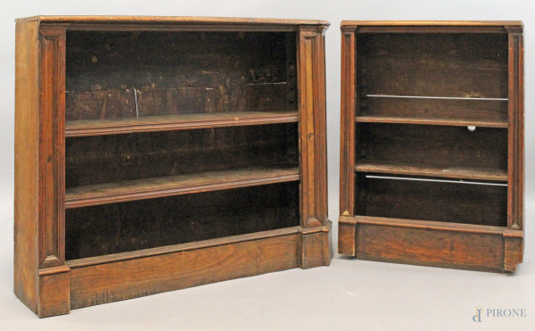 Due piccole librerie in noce del XVIII secolo, misure max cm h70x86x22,5, (parti sostituite)