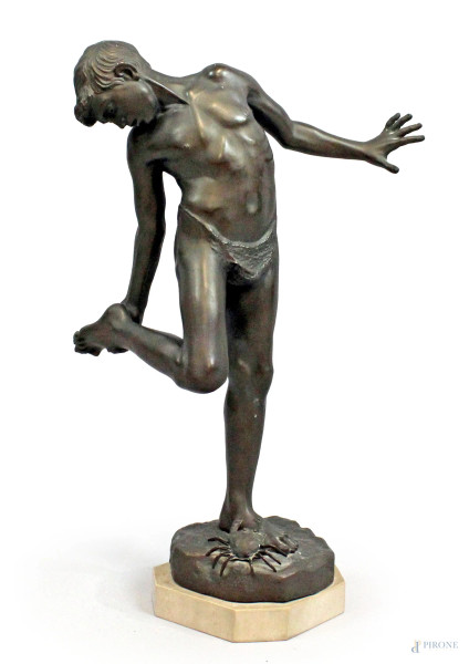 Bambino morso da un granchio, scultura in mertallo brunito, cm h 52, base in marmo.