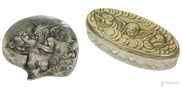Lotto composto da una scatolina in cristallo ed una placchetta in metallo argentato con decori a rilievo, XX secolo, cm h 3,5x12x5, (difetti)