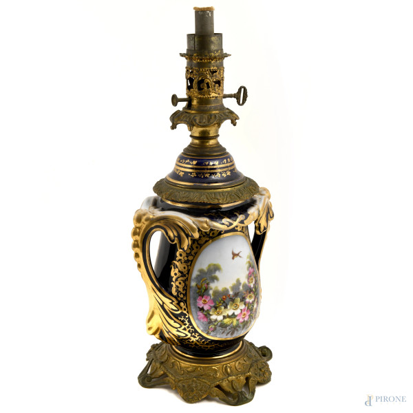 Lampada in porcellana dipinta nei toni del blu e dell'oro con decori floreali. Base e rifiniture ...