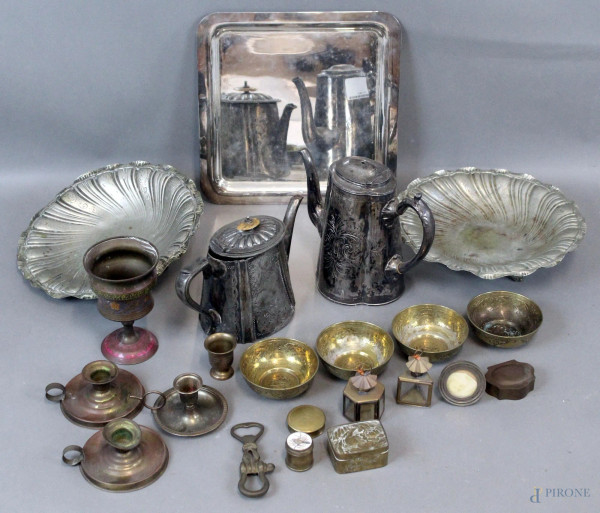 Lotto di vari oggetti in metallo, forme e dimensioni diverse.
