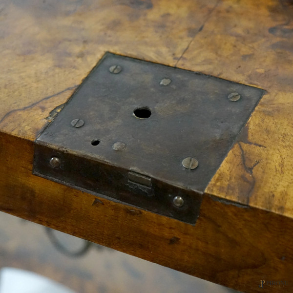 Ribalta a urna in radica di noce in stile settecentesco lombardo, con tre cassetti e piedi sfugge...