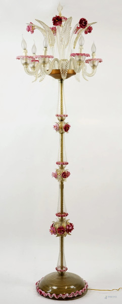 Lampada da terra in vetro di Murano ad otto luci, inclusioni a foglia d'oro ed applicazioni di fiori violacei, cm h 200x68, (difetti sulla base e sul fusto)