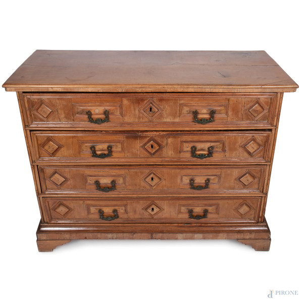 Cassettone in noce con fronte a quattro cassetti con maniglie bronzee, XVIII secolo cm 111x148,5x...