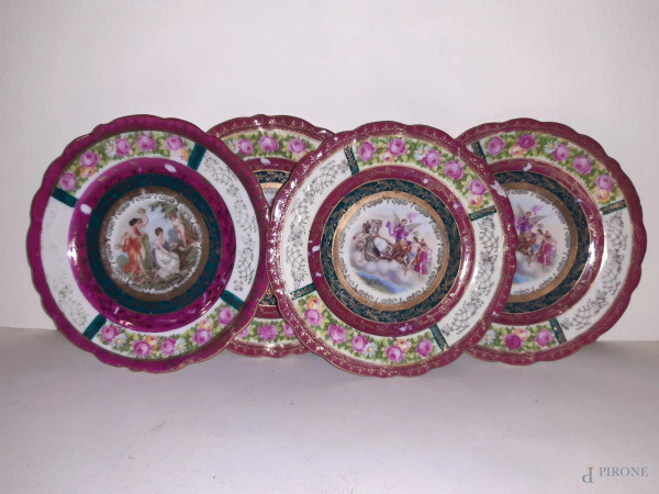 Lotto di quattro piattini in porcellana a decoro policromo di scene mitologiche, (difetti), diam. 13 cm.