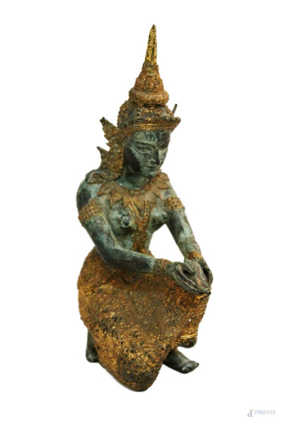 La guardia del tempio, scultura in bronzo dorato e ramato, XX sec, h. 22 cm.