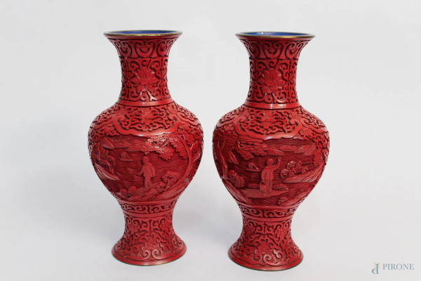 Lotto composto da una coppia di vasi in metallo e lacca rossa a decoro di paesaggi, primi Novecento, H 26 cm.