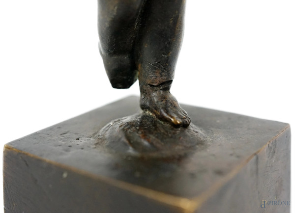 Putto, scultura in bronzo brunito, cm h 17, firmata, (difetti)