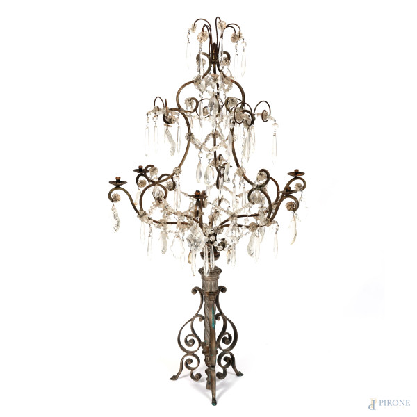 Girandole in metallo e cristallo a 6 fiamme, XX secolo, altezza cm 108 , (segni di usura, mancanze)