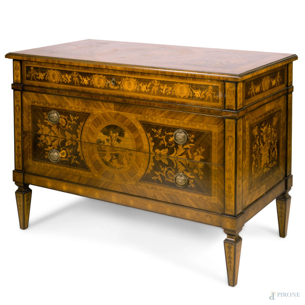 Comò in stile Luigi XVI intarsiato in varie essenze a tre cassetti, XX secolo, cm 88x123x57, (sca...