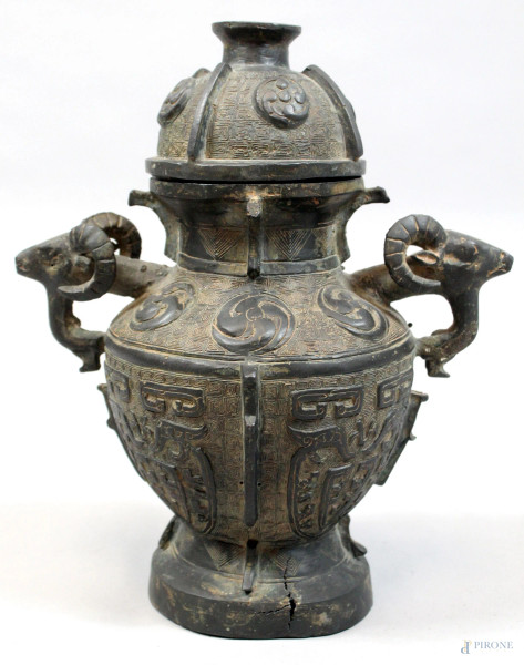 Incensiere in bronzo, prese laterali a teste di ariete, altezza cm. 27, Cina, XX secolo, (difetti).