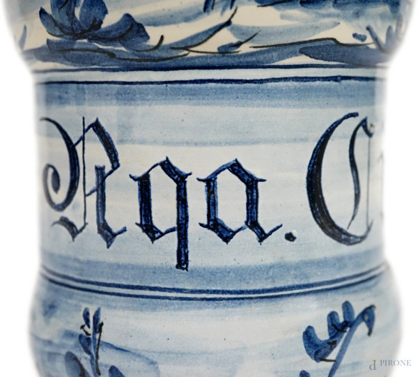 Albarello in maiolica Savona, Albisola, XX secolo, a smalto bianco e blu con cartiglio recante sc...