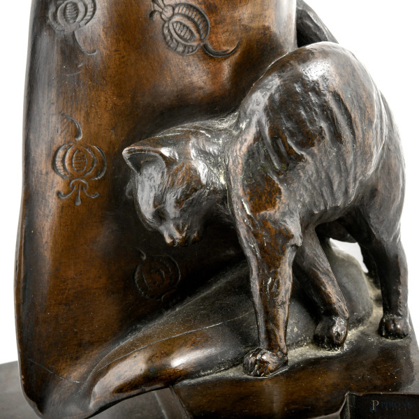 Fanciulla cinese con gatto, XX secolo, scultura in bronzo, altezza cm 63, (lievi segni di usura, ...