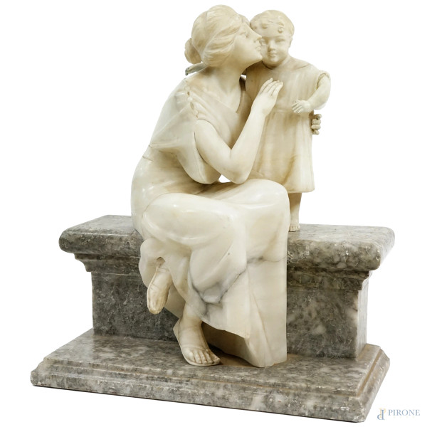 Maternità, gruppo scultoreo in marmo bianco e grigio, cm h  50x43,5x22, (difetti e restauri)