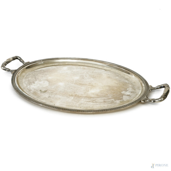 Vassoio in argento cesellato, Ricci&C., XX secolo, cm 45,5x27,5, peso gr. 680, (difetti)