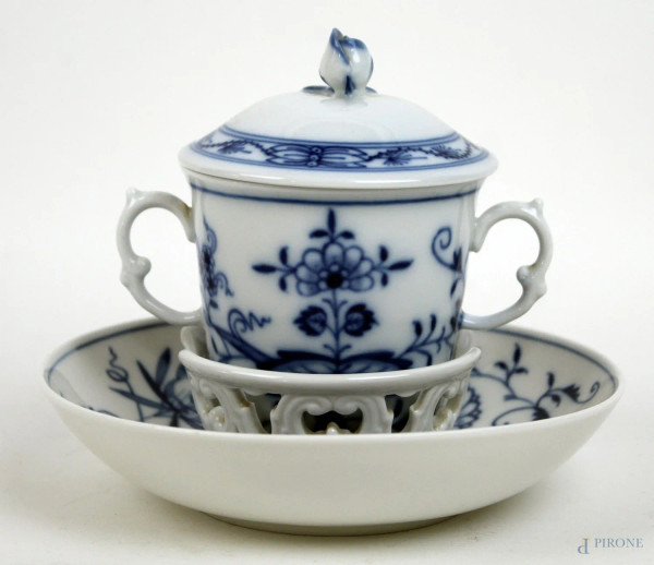 Lotto composto da un portacandela ed una tazza a due manici con coperchio in porcellana bianco e blu Meissen, decori a motivi floreali e vegetali, altezza cm 11, diametro cm 14,5