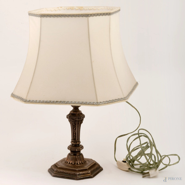 Lampada Christofle con decoro cesellato a mascheroni e grottesce con base ottagonale e paralume in stoffa bianca, altezza complessiva cm 39, (difetti)