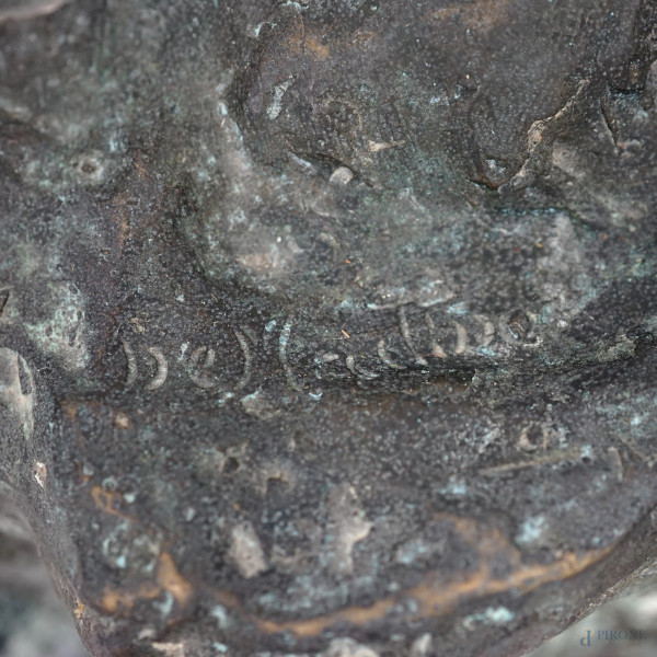 Pescatorello, scultura in bronzo, base in marmo verde, a firma De Martino, cm h 111 circa
