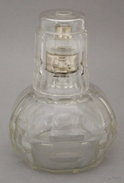 Bottiglia da notte in cristallo molato completo di bicchiere, finiture in argento, tappo porta medicinali, altezza cm. 18.