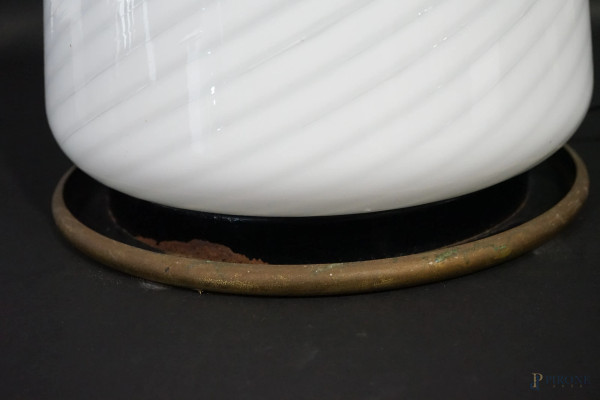 Lampada da tavolo in vetro, diffusone a campana con lavorazione a spirale, base in metallo, 1970-...