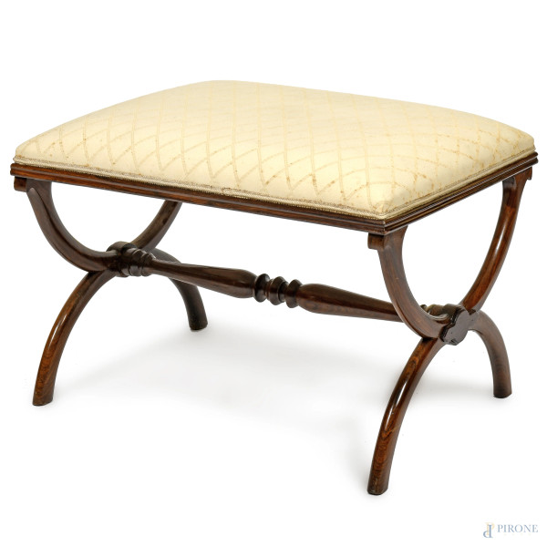 Panchetta in stile Regency con struttura in legno e seduta imbottita e rivestita in tessuto, XX secolo, cm 46x67x53, (Segni di usura, difetti)