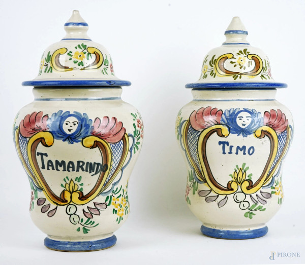 Coppia di vasi da farmacia in maiolica con decori policromi, cm h 31, XX secolo, (segni del tempo).
