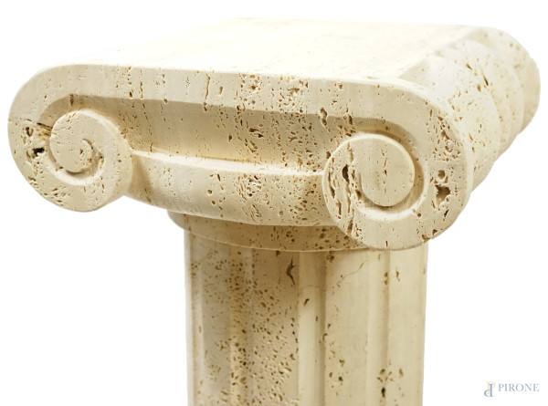 Coppia di colonne in travertino, XX secolo, altezza cm 74 circa