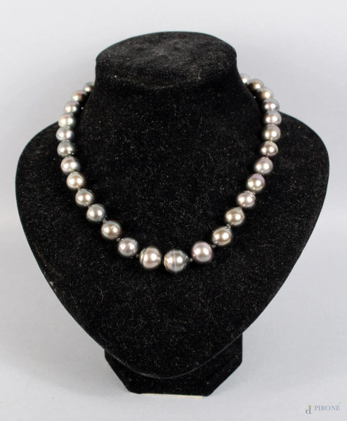 Collana di perle nere Tahiti, lunghezza 45 cm, diametro a scalare da 14 a 12 cm, chiusura in oro 18 kt.