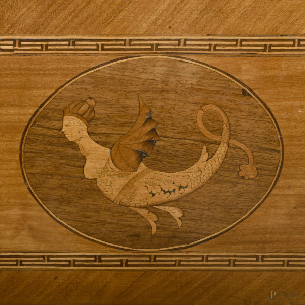 Cassettone Luigi XVI in noce a tre cassetti sul fronte, XX secolo, cm 93,5x117,5x57, (difetti)