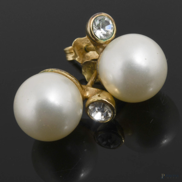 Coppia di orecchini in argento dorato con perle e zirconi, peso gr 4,3
