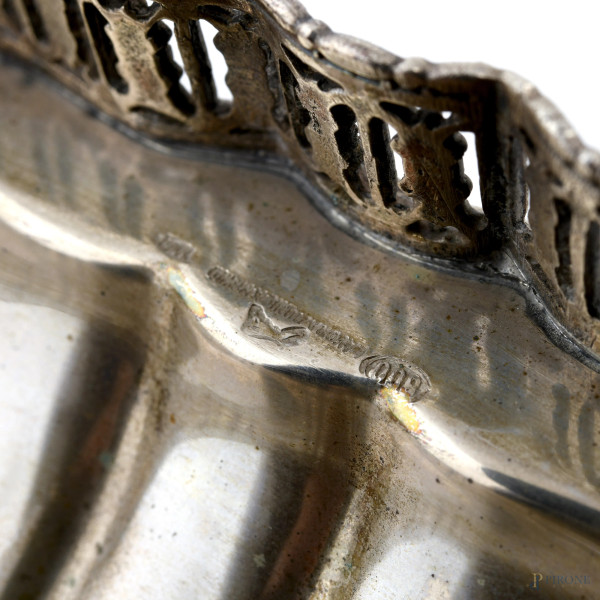 Alzata centrotavola ovale in argento 800/000 lavorato a mano con quattro piedini e lavorazione al...
