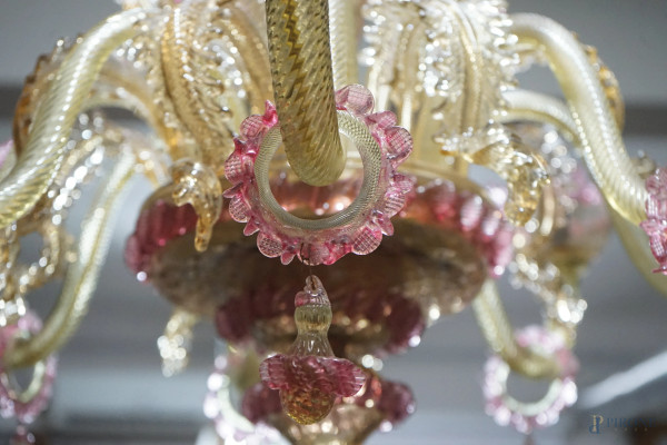 Lampadario a otto luci in vetro soffiato di Murano, XX secolo, color ambra con fiori a profili ro...