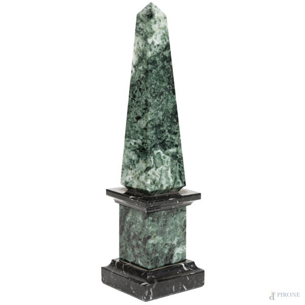 Obelisco in marmo verde e nero, XX secolo, altezza cm 24,5 (difetti)