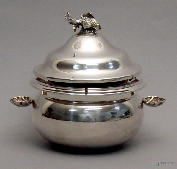 Burriera di linea tonda in argento con pesce a rilievo, manici a conchiglia e vaschetta in vetro, gr. 640.