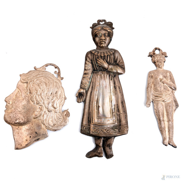 Lotto composto da tre lamine ex voto in argento raffiguranti figure, altezza massime cm 19, peso complessivo gr 35, (segni d'usura, difetti)